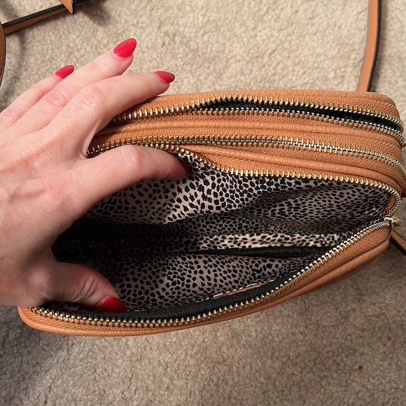 Gorgeous tan pebbled crossbody bag with animal print detail inside - Picture 4 of 4